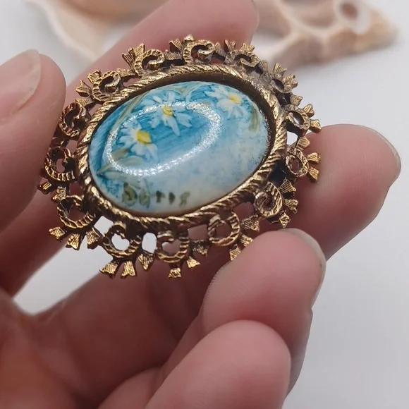 Daisy Forget Me Not Handpainted Brooch/Pendant - Picture 5 of 5